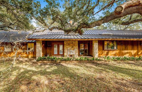 Hill country gem with private pool, deck, firepit, Ping-Pong, foosball, & WiFi - Photo 38