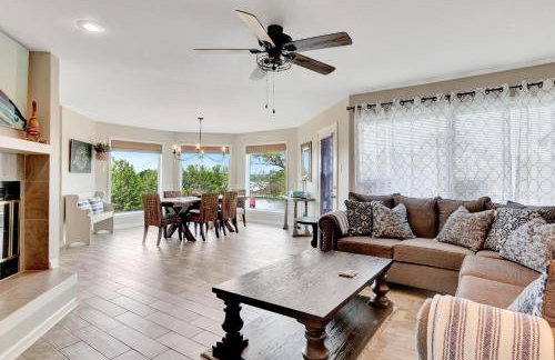 Pool and Dock Access Lakefront Hot Springs Condo! - Foto 5