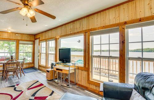 Deck with Covered Dock! Lakefront Ozark Cottage - Foto 5