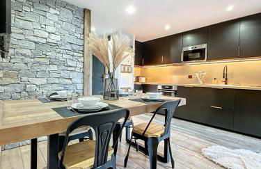 Modern 2BR Apt with Mountain Views & Private Parking - Foto 26