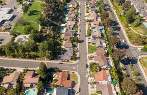 Stunning 4 Bedroom 1 Level- Pool, Spa, Grass Yard, Fire Pit, Garage, BBQ - Foto 21