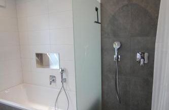 Großes Apartment mit Küche, Dusche, Badewanne, Balkon, Parkplatz vor dem Haus, ruhig gelegen, ADA4 - Foto 61