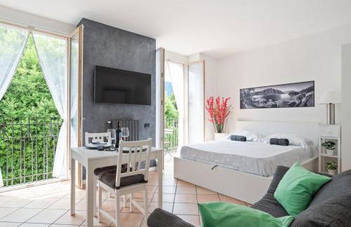 GuestHost - Lake Como Studio with Balcony & Parking! - Foto 1