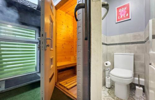 Kinky Kabin w Hot Tub, Sauna and Rooftop Garden - Foto 40