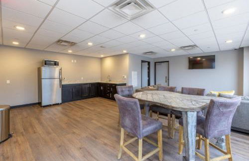 King Bed - Heart of PB - Jaw-Dropping Rooftop and Gym - Foto 10