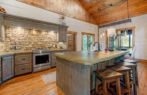 Copperline Lodge - Luxury Creekside Retreat - Creekside Views, Hot Tub, Game Room, Outdoor Fireplaces, Chef Kitchen, Fire Pit - - Foto 18