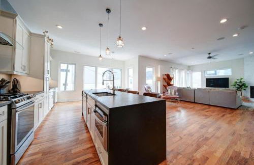 Luxe Townhome Rooftop Hot Tub Parking - Photo 19