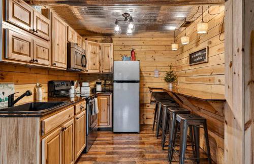 Rustic Barn Retreat w Hot Tub Game Room & FirePit - Photo 33