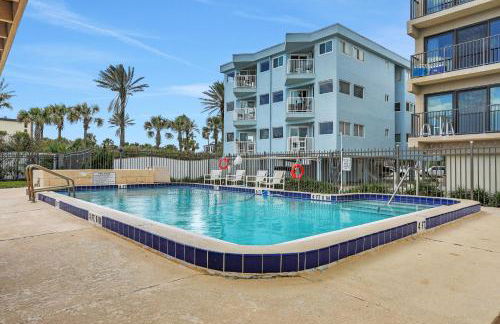 Renovated condo with ocean views, pool, & beach access - Foto 1