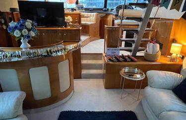 SUPERYACHT ON TOWN QUAY MARINA, SOUTHAMPTON - Very close to city centre and cruise terminals - free parking included - Foto 29