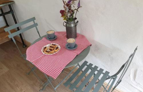 The Bothy near Tenby, Big Projector Screen, Four-poster bed, on-site HOT TUB access via Spa Pack - Photo 18