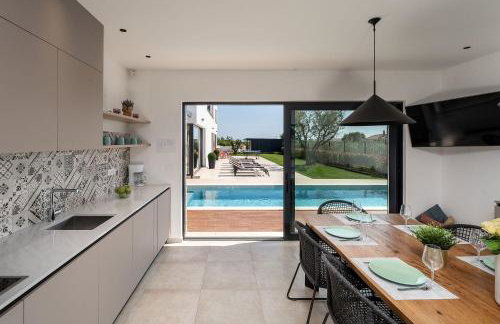 Absolute Traumvilla mit Pool, Sauna, Whirlpool, 6 Bikes, Tischtennis, Outdoor-Kueche, Grillkamin - Photo 25