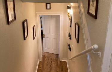 Pineapple House, Spacious 1st Floor Apartment! City Center! 96 Walk Score! FREE parking! - Foto 7