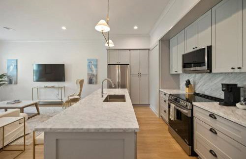 Seabreeze Haven 6 - Steps to Beach, Pet-Friendly, Pool, Fast WiFi - Photo 3