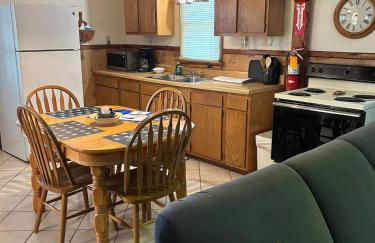 Deluxe Cabin #8 with Jacuzzi on Patoka Lake in Southern Indiana - Foto 6