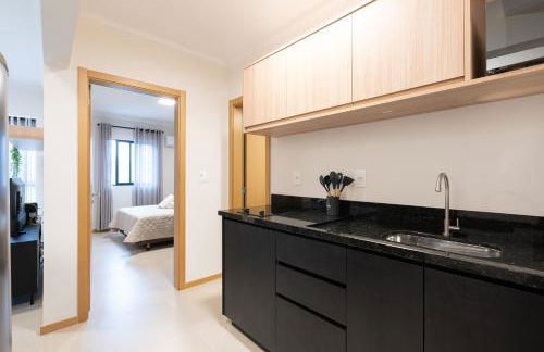 Localização Central! A 450 metros da Vila Germânica Loft com Piscina, Ar-Condicionado, Wi-Fi, Cozinha completa, Garagem Privativa, Espaço Zen, Academia, Sauna, e Mercadinho 24h - Foto 20