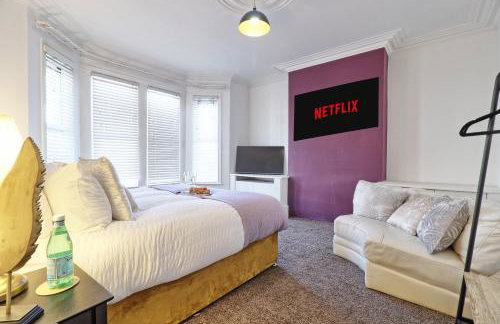 Large Southend Beach House Sleeps 8 Free Parking x 2 Perfect for Contractors 4 King Beds or 8 Single Beds by The Opulent Property Project UK - Foto 27