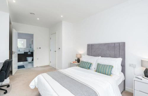 Tranquil 2-Bed Apartment, Balcony, Sleeps 6, 7 Minute Drive to King's Cross St Pancras - By City Peace - Foto 3