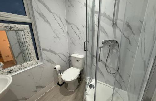 Amanah Properties - Elegant 4-Bedroom Home in Wembley with Parking, Perfect for Contractors - Foto 45