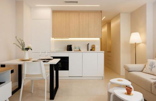 MARBELLA BANUS SUITES - Banús - Medina Garden - Brand New 1BR - 1BA - Outdoor Terrace - Bright & Modern - Pool - Steps from Puerto Banús Marina - Walk to El Corte Ing Luxury Shopping Mall - Photo 1