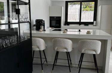 Marbella Bliss - Luxury 4-Bedroom VILLA with Garden, Private POOL & Jacuzzi, Marbesa near- 5 min to the Cabopino Beach - Photo 61