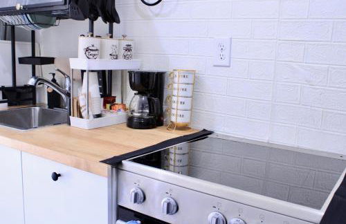 Entire studio with full kitchen and in-unit laundry - Foto 13