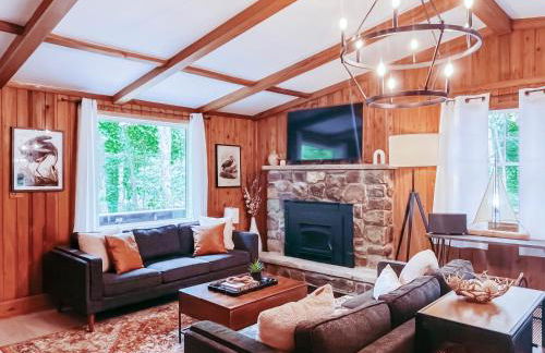 Stylish and Cozy Cabin, Walking Distance to Big Bass Lake - Foto 1