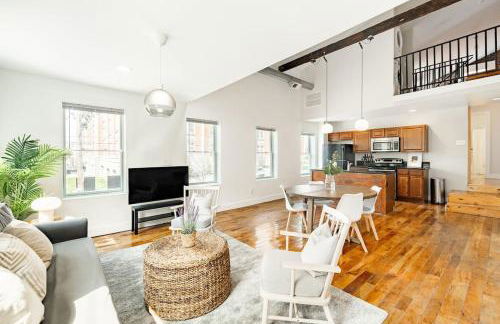 Soaring 2BR Parkside Loft Walkable to it All - Foto 7