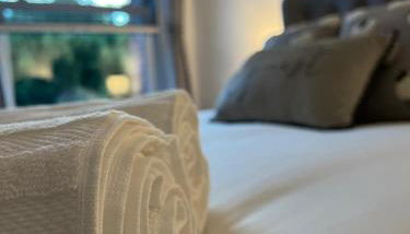 Stylish City Retreat with Views & Court Yard - Foto 4, towels