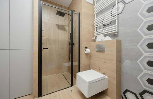 Metro Wola Apartment with Parking & AC next to Warsaw Rising Museum by Noclegi Renters - Foto 20