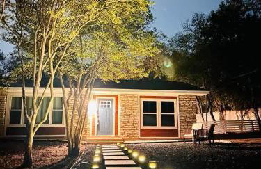 Manchaca Meadows Mini Villa Pool & Spa 20 min DT - Photo 22