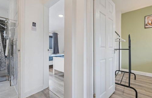 Centrally Located 4BR House By Hyped Properties Short Term Rental Agency With Free Parking Wolverhampton - Foto 36