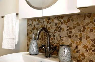 Live in this iconic East Side lower level unit - Foto 17