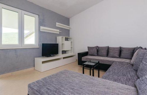 Two-Bedroom Apartment In Hodilje - Photo 2