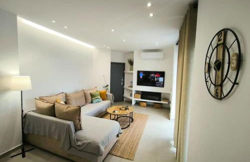 Floral Home 2 - 1st floor apt with private parking! - Photo 11