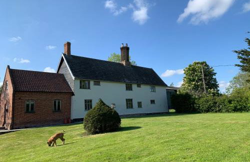 Farmhouse in Suffolk with wild swimming & hot tub - Photo 9