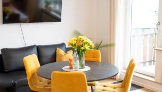 Platz für 8 Pers - C4S Come4Stay Monteure "InnArt" Boxspringbett Einzelbett Töging am Inn, Parkplatz, WLAN, Balkon, Smart TV, voll ausgestatteter Küche, Waschmaschine - Foto 2