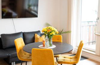 Platz für 8 Pers - C4S Come4Stay Monteure "InnArt" Boxspringbett Einzelbett Töging am Inn, Parkplatz, WLAN, Balkon, Smart TV, voll ausgestatteter Küche, Waschmaschine - Foto 2