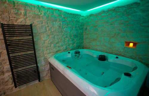 Charming stone house with private pool & jacuzzi - Holiday Home Vera - Photo 13