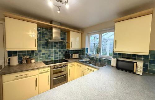 Spacious 5-Bedroom Home, Accommodates 10, Fast Wi-Fi & Parking Included - Foto 25