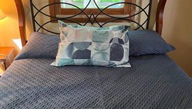 Romantic Pocono house - stream, lake, beach, pool, firepit - Foto 2