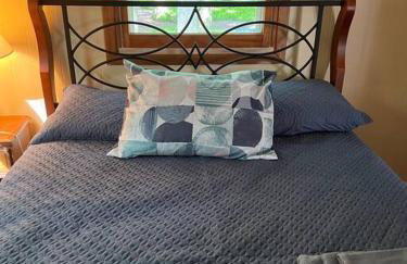 Romantic Pocono house - stream, lake, beach, pool, firepit - Foto 2