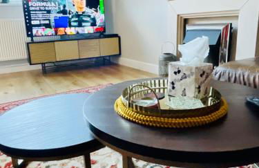 Tanglewood Close, 3 Bedroom house, Abergavenny with private parking, - Foto 2