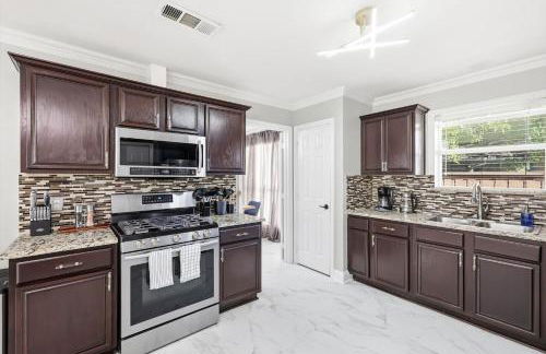 4-BD 2-BA with Backyard Pool Retreat + Game Room - Foto 10