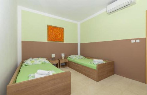 2 Bedroom Lovely Apartment In Lukovo - Foto 20