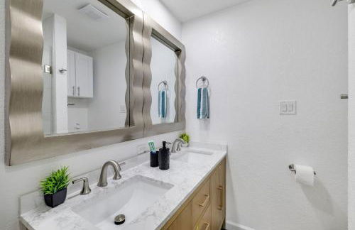 Arlington Entertainment District Home Green & White Door - Foto 51