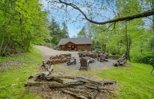 Peaceful Smoky Mountain Cabin with Deck and Fire Pit! - Foto 32