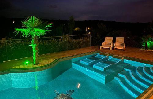 Villa Cecilia - 4 bedrooms, 4 bathrooms, inside heated pool, gym - Photo 4