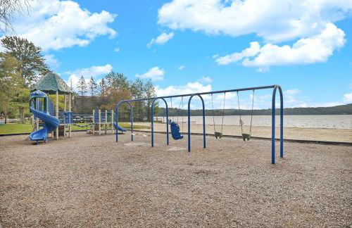 Pocono Lake Escape, includes Golf Cart, Firepit - Foto 54