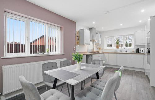 Spacious Ensuite Home near M6 with Driveway Parking - Foto 17